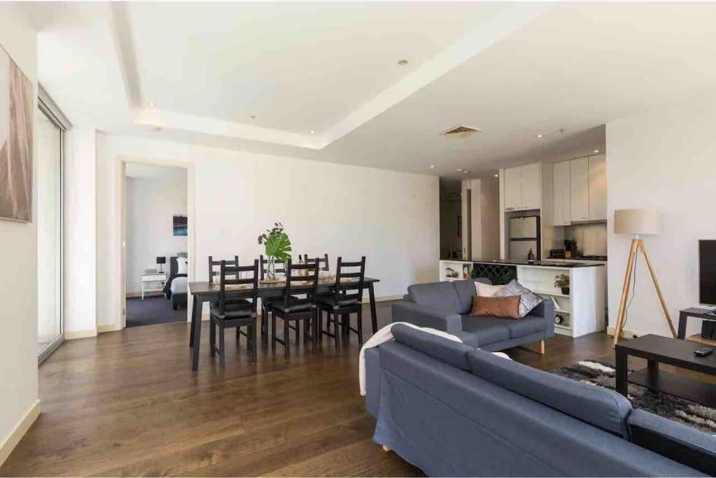 Bright Views Penthouse On Collins Apartment *
