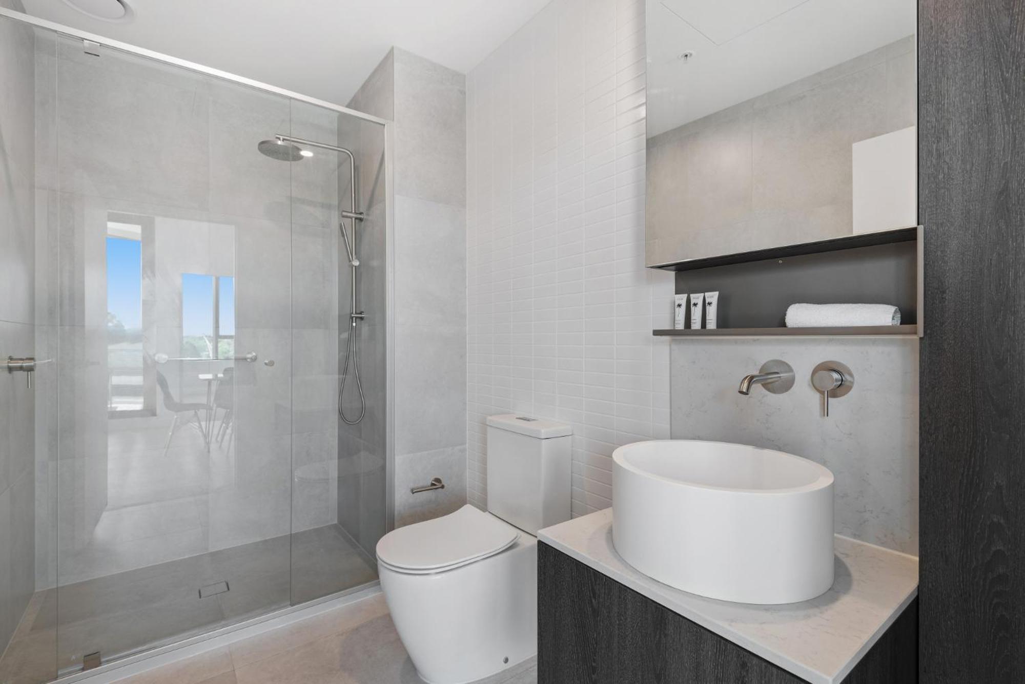 Generous 2-bed With Great Amenities Apartment Melbourne