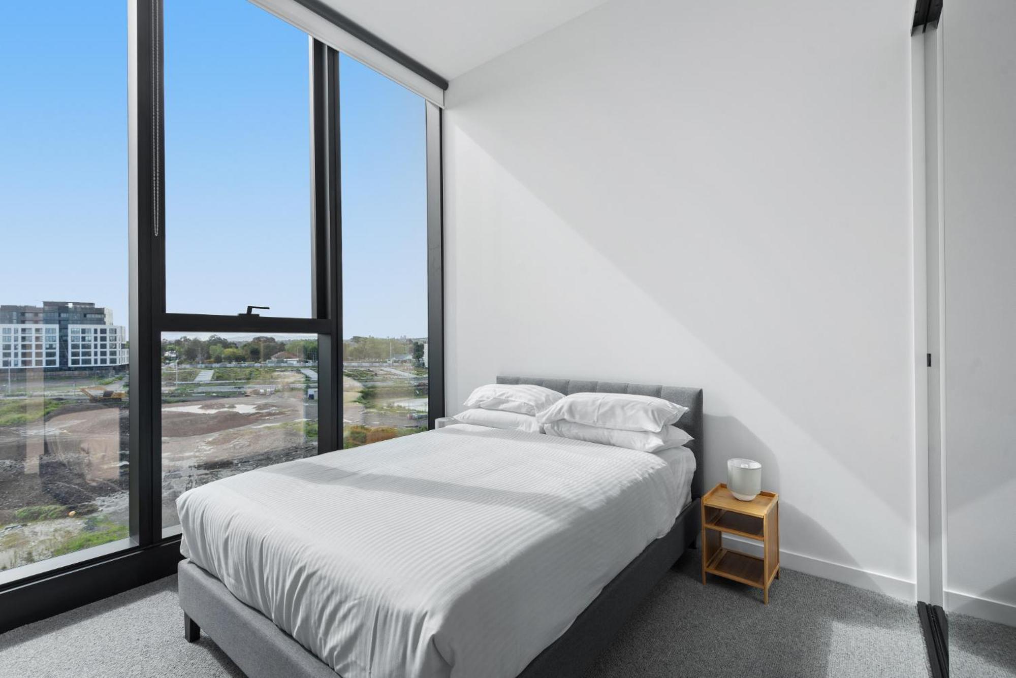 Generous 2-bed With Great Amenities Apartment Melbourne