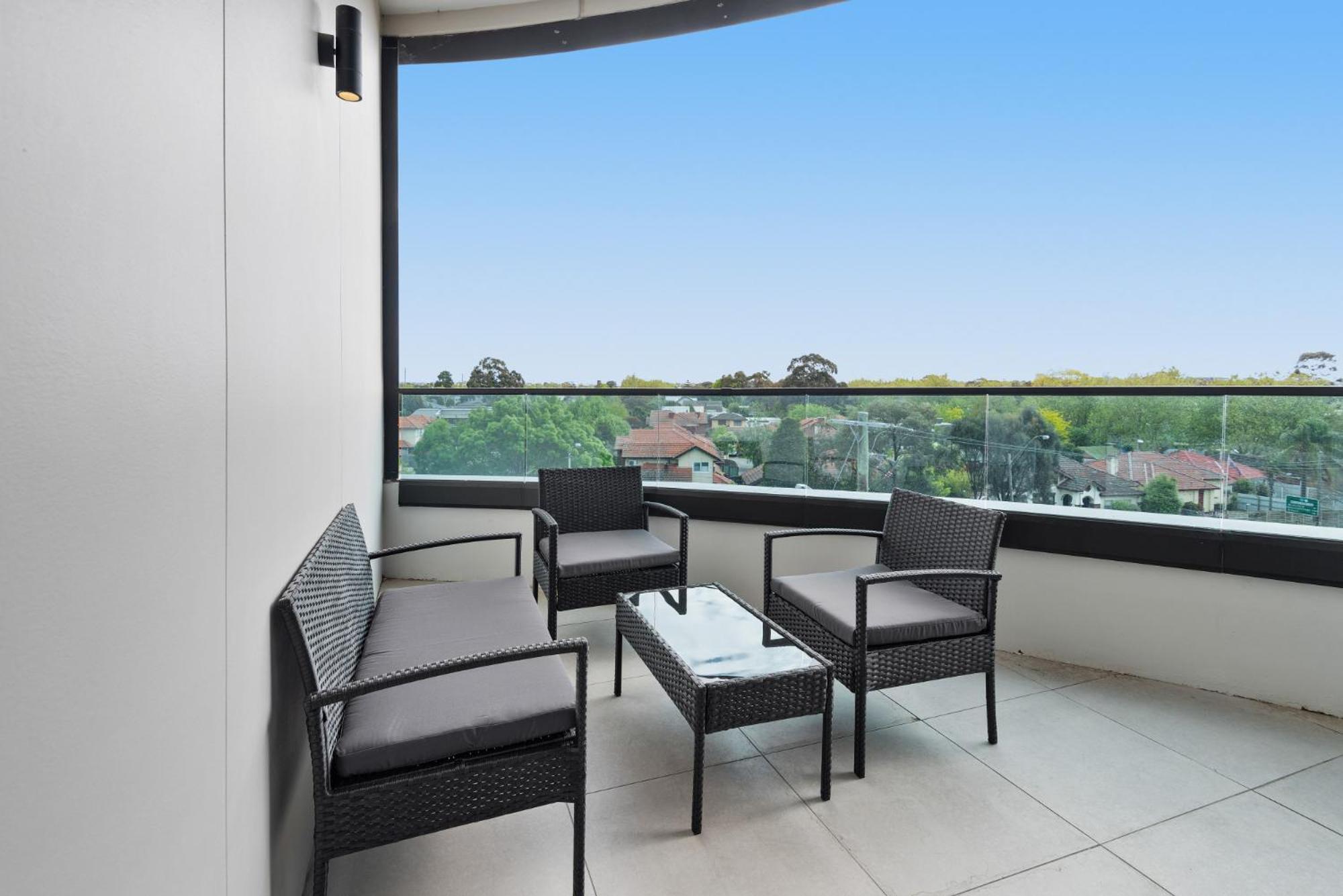 Generous 2-bed With Great Amenities Apartment Melbourne