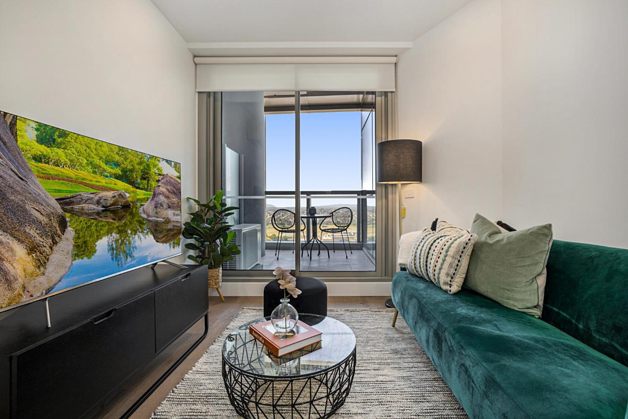 High-rise Balcony Unit With Views Gym Pool * Melbourne