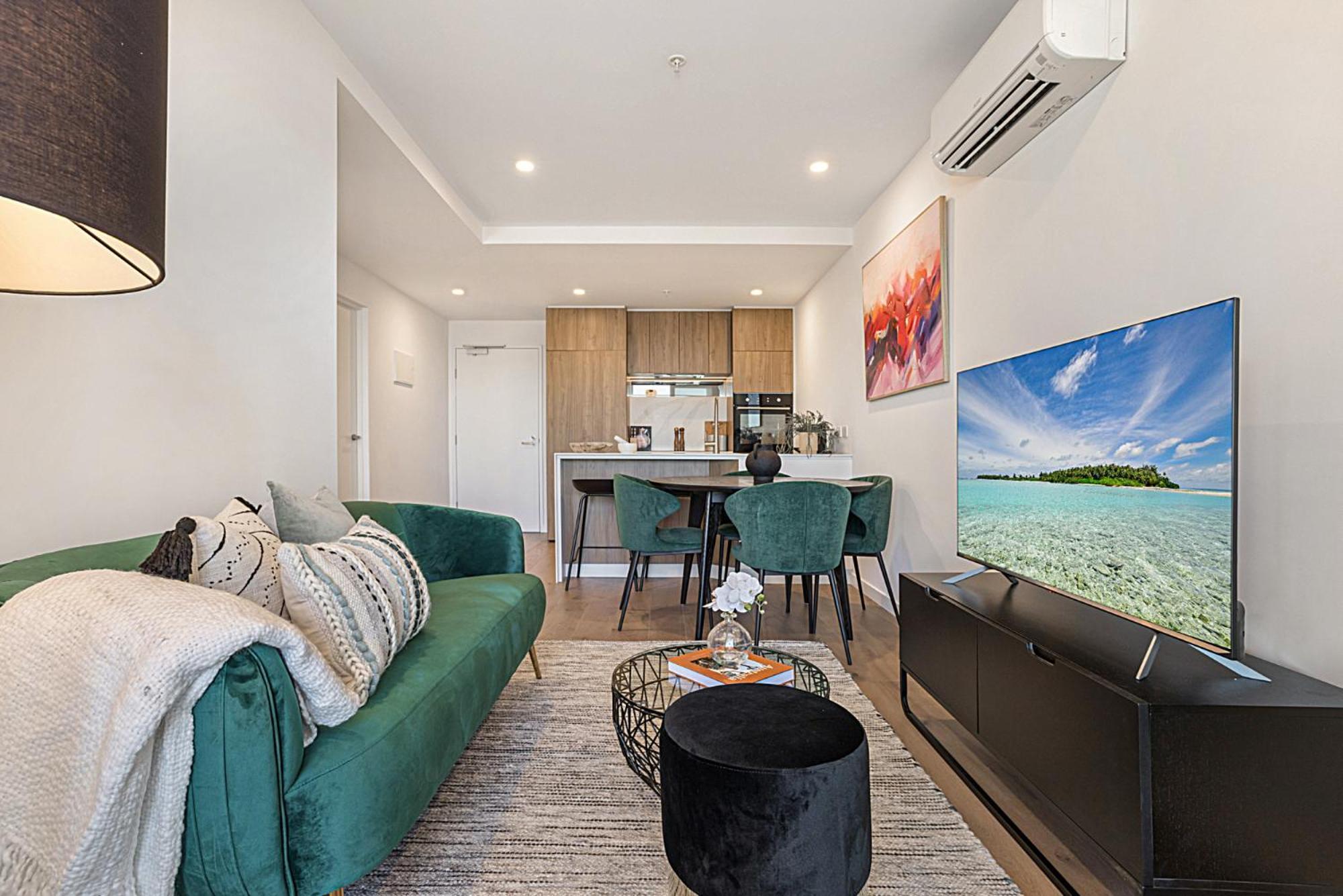 High-rise Balcony Unit With Views Gym Pool *