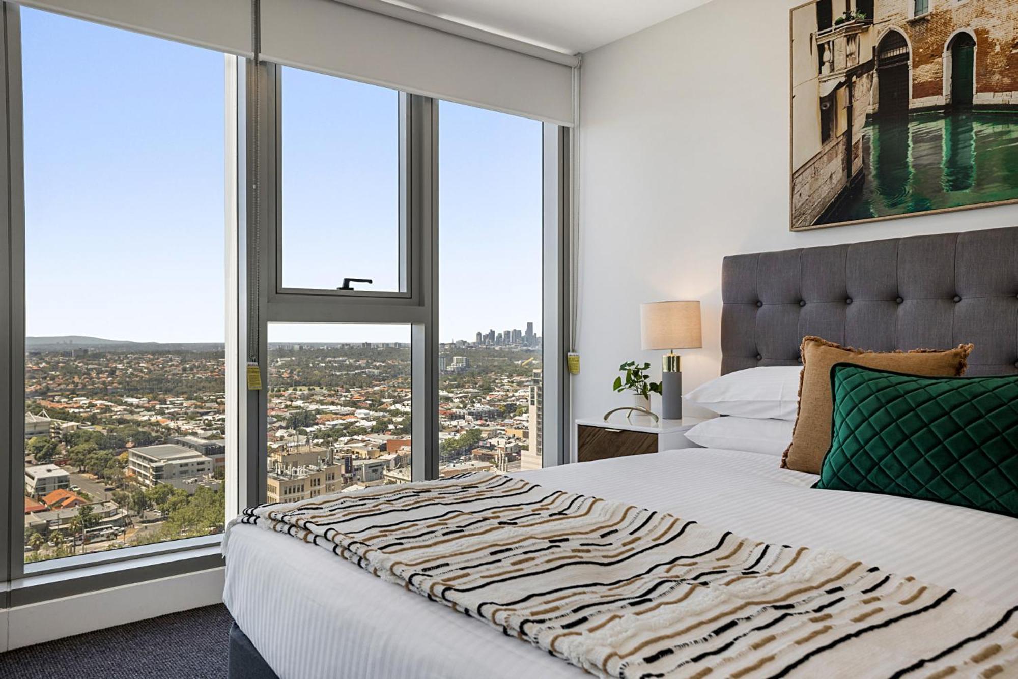 High-rise Balcony Unit With Views Gym Pool