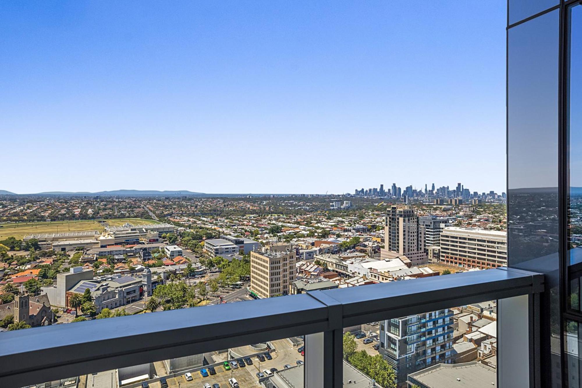 High-rise Balcony Unit With Views Gym Pool