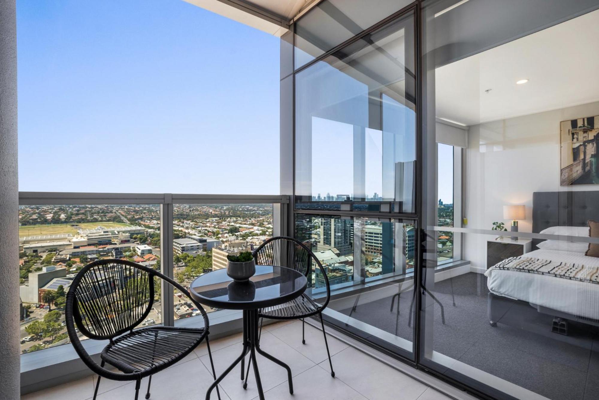 Apartment High-rise Balcony Unit With Views Gym Pool Melbourne
