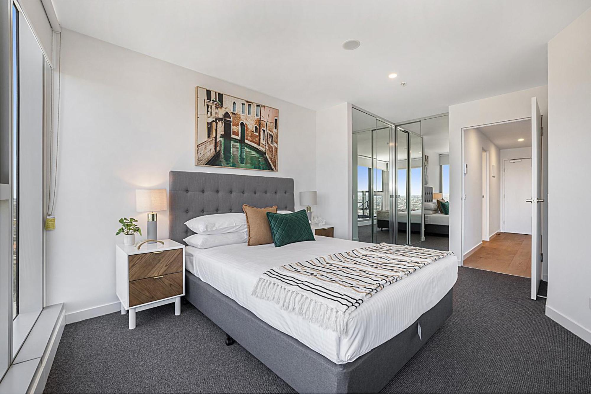 High-rise Balcony Unit With Views Gym Pool * Melbourne