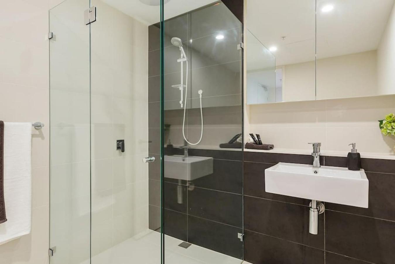 Sydney Rd Brunswick Train Tram Parking Wifi Apartment *