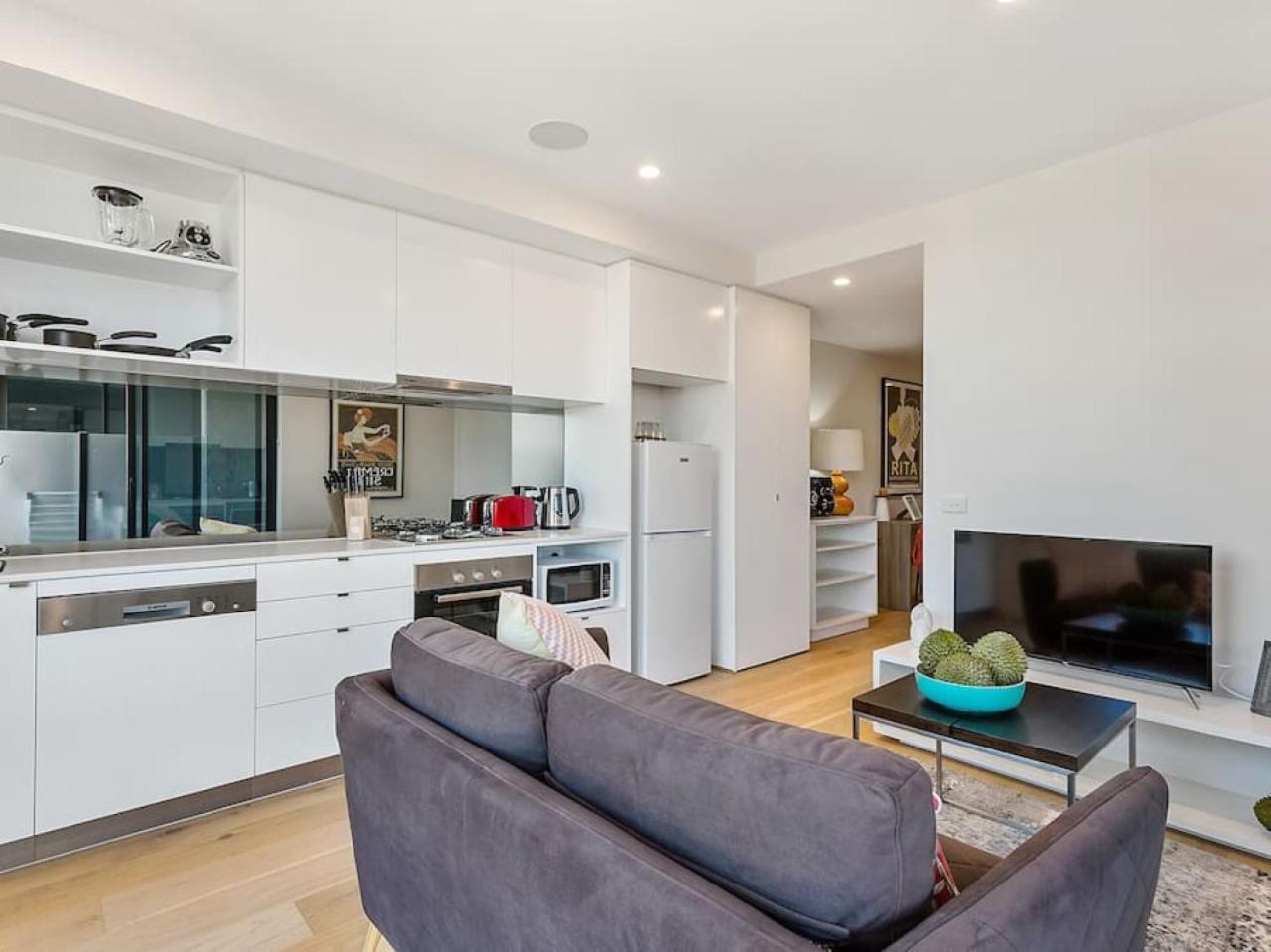 Sydney Rd Brunswick Train Tram Parking Wifi Apartment Melbourne