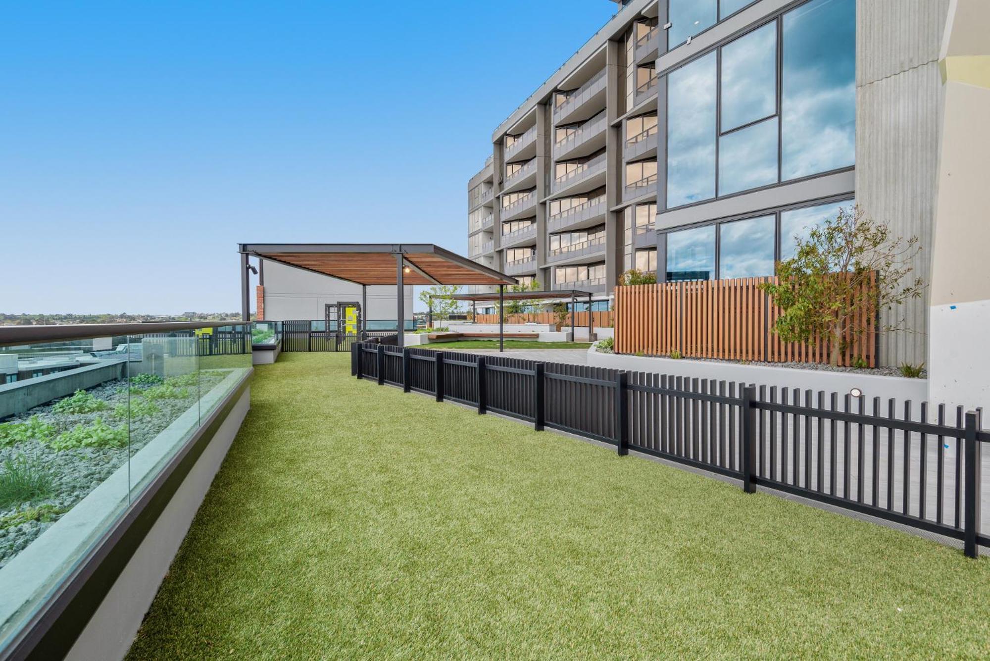 Generous 2-bed With Great Amenities Melbourne