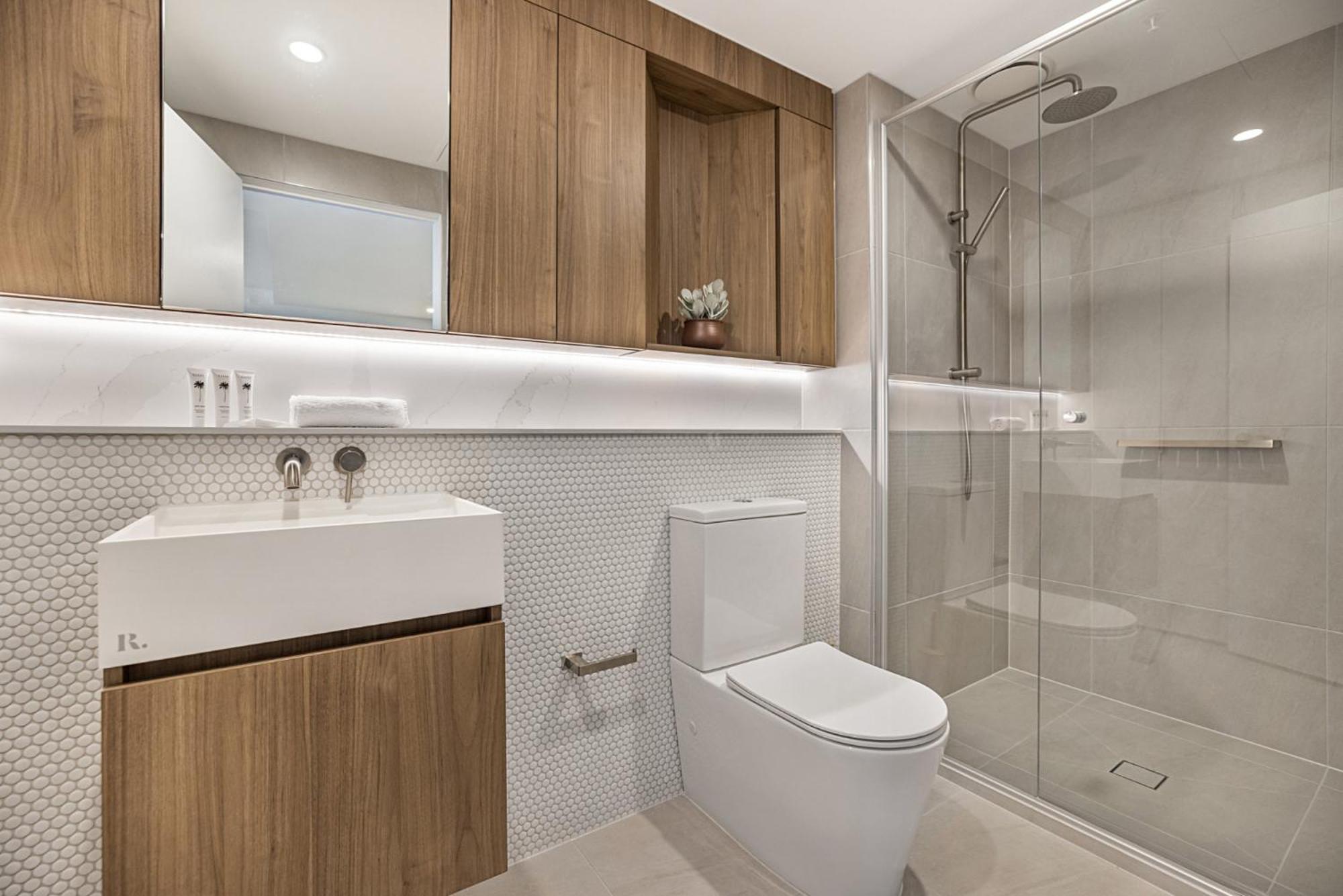 High-rise Balcony Unit With Views Gym Pool * Melbourne
