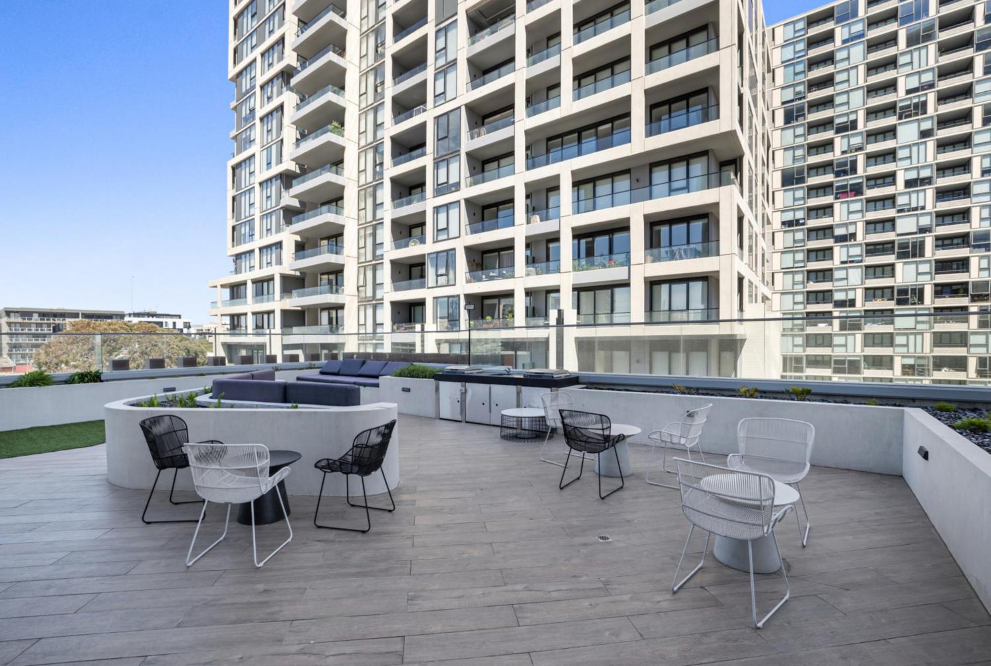 Apartment High-rise Balcony Unit With Views Gym Pool *