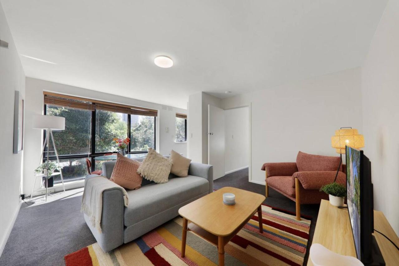 Retro Rose St Kilda Mansions Apartment