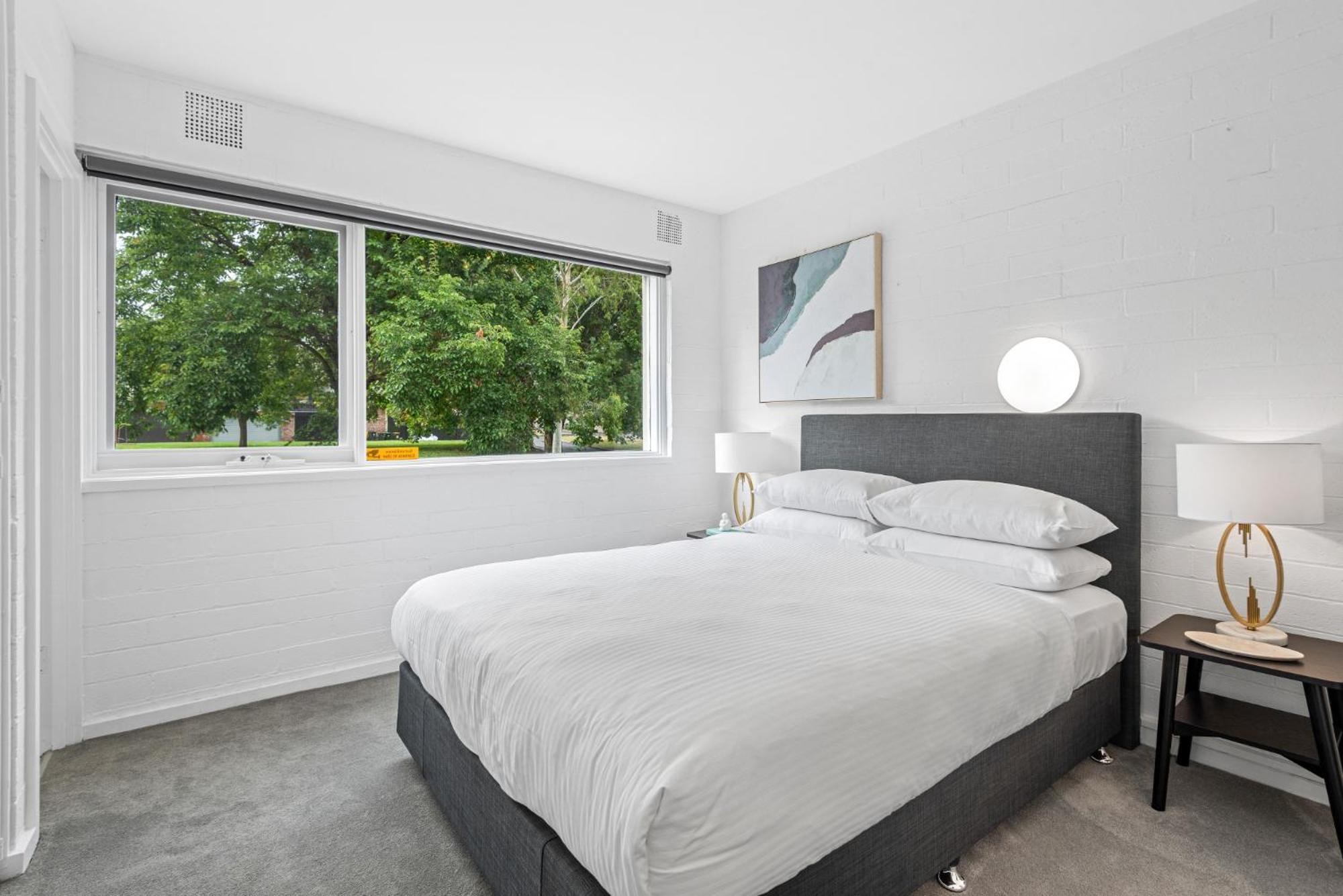 Comfy 1-bed With Courtyard Seating Apartment Melbourne