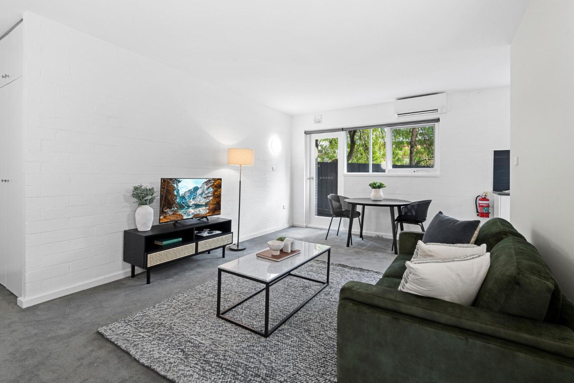Comfy 1-bed With Courtyard Seating Melbourne