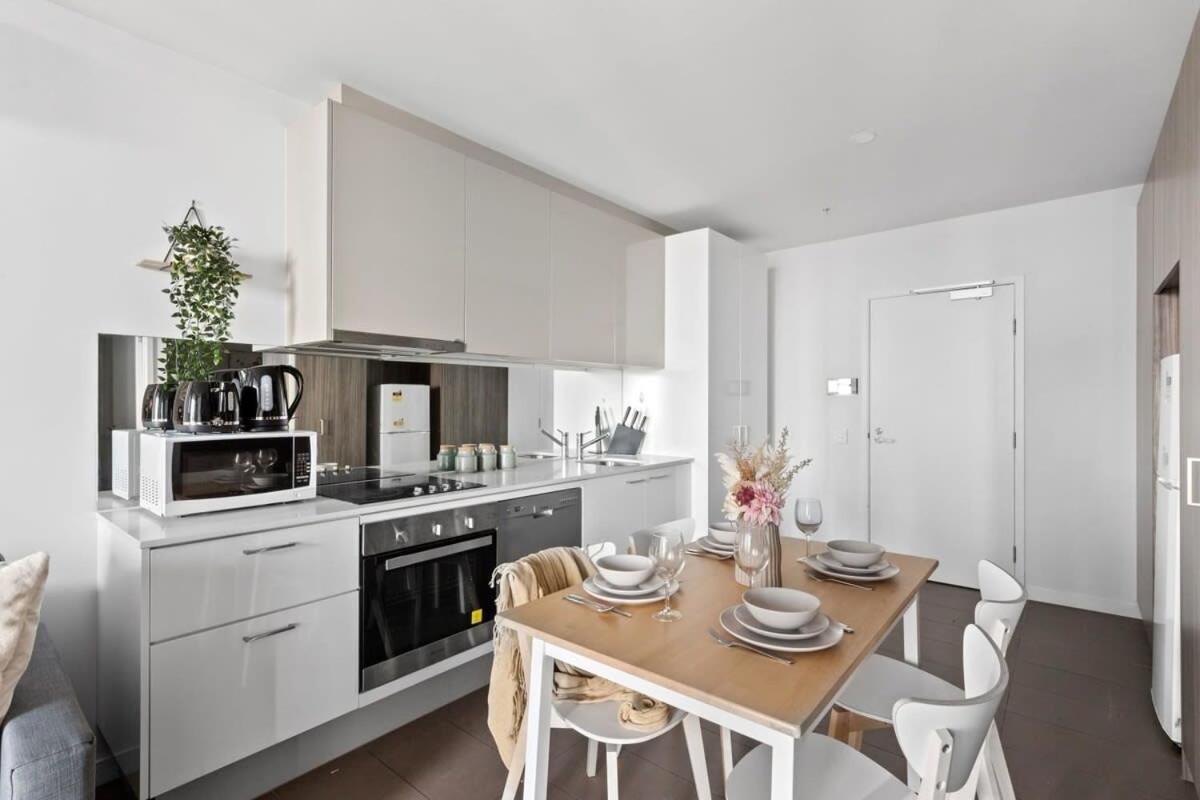 A 2br With Views Next To Southern Cross *