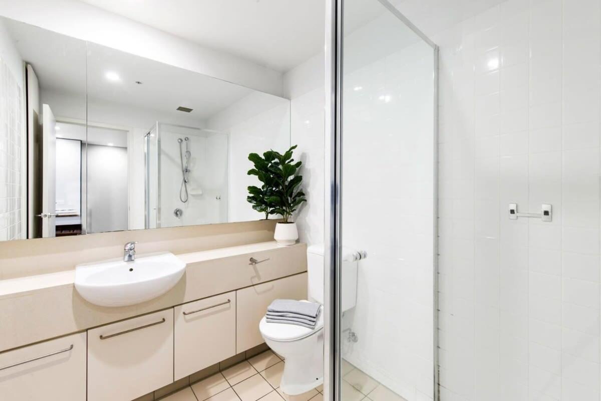 A Stylish 2br Next To Vic Market Free Parking Melbourne