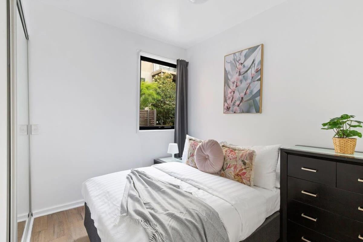 A Spacious 2br With A Courtyard & Free Parking Melbourne