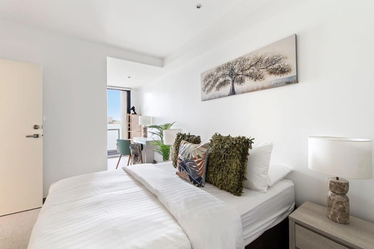 A Lux 2br Next To Uni Free Parking