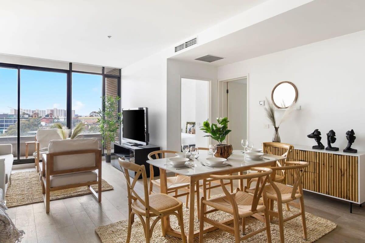 A Lux 2br Next To Uni Free Parking Apartment Melbourne