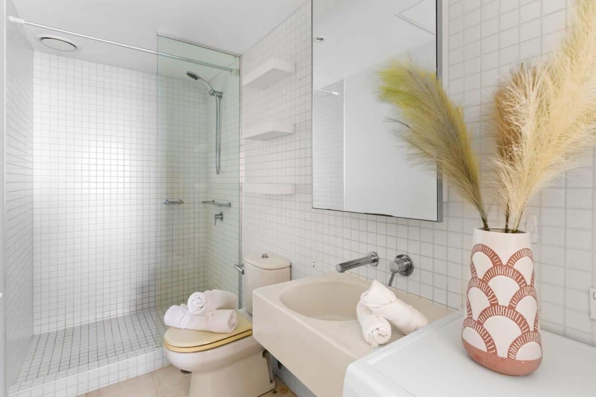A Lux 2br Next To Uni Free Parking Melbourne