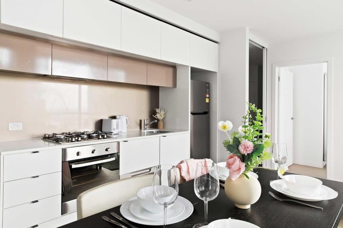 Apartment Modern 2br Next To Victoria Market Views Melbourne
