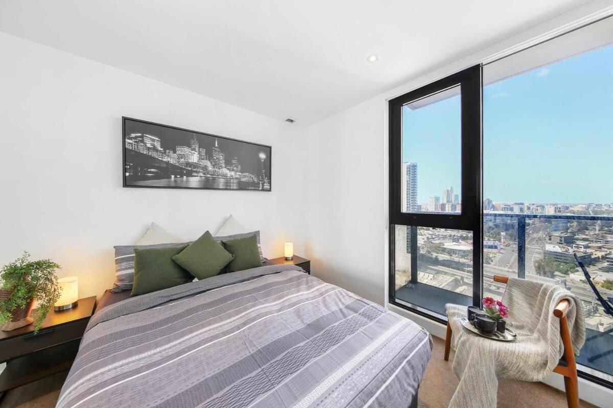 A Stylish 2br With Views In Southbank