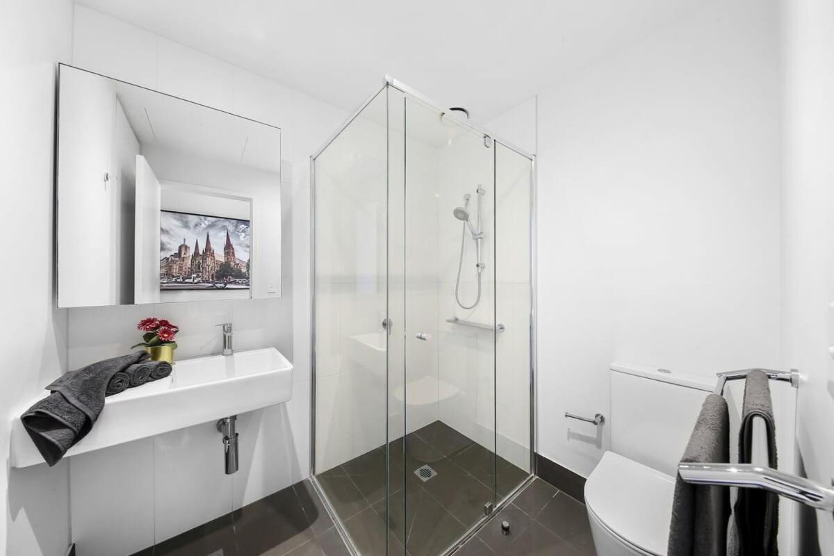 A Stylish 2br With Views In Southbank *