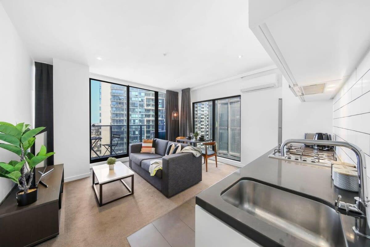 A Stylish 2br With Views In Southbank Melbourne