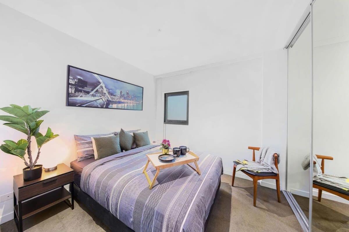 A Stylish 2br With Views In Southbank