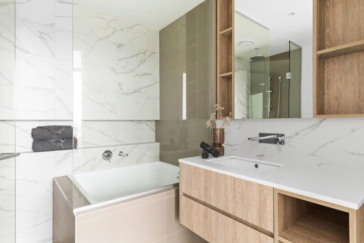 A Chic 2br With Panoramic Views Free Parking Apartment
