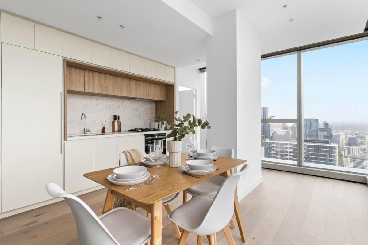 A Chic 2br With Panoramic Views Free Parking