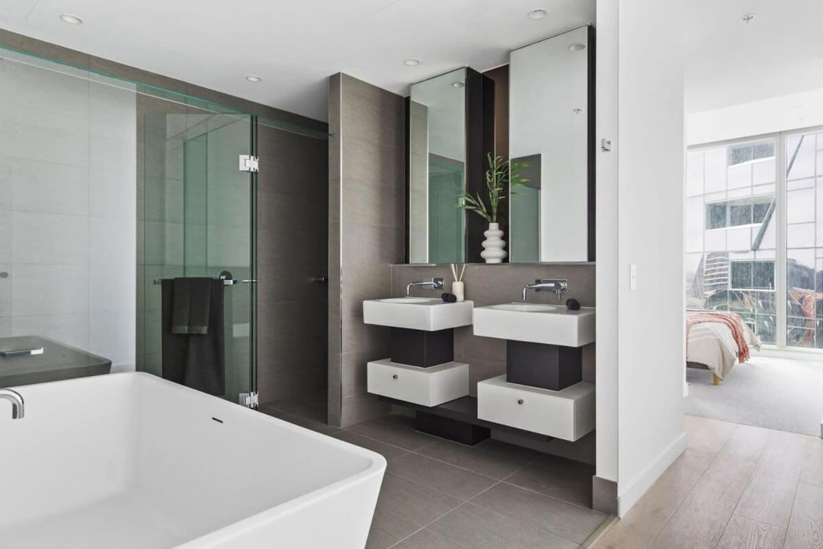 Apartment A Stylish 3br Apt With Harbour Views Free Parking Melbourne