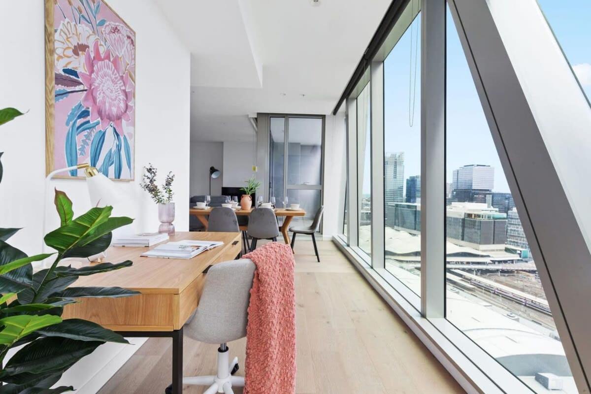 A Stylish 3br Apt With Harbour Views Free Parking Apartment Melbourne