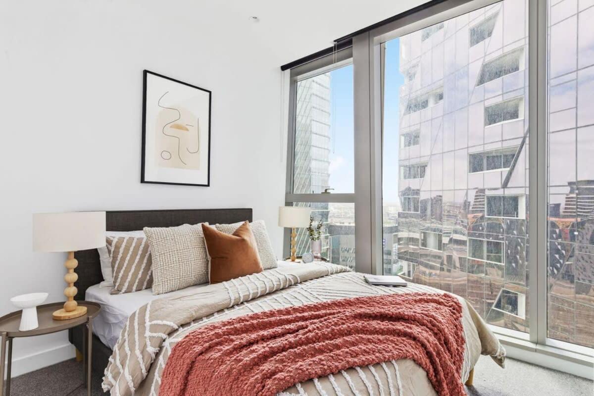 A Stylish 3br Apt With Harbour Views Free Parking Apartment Melbourne