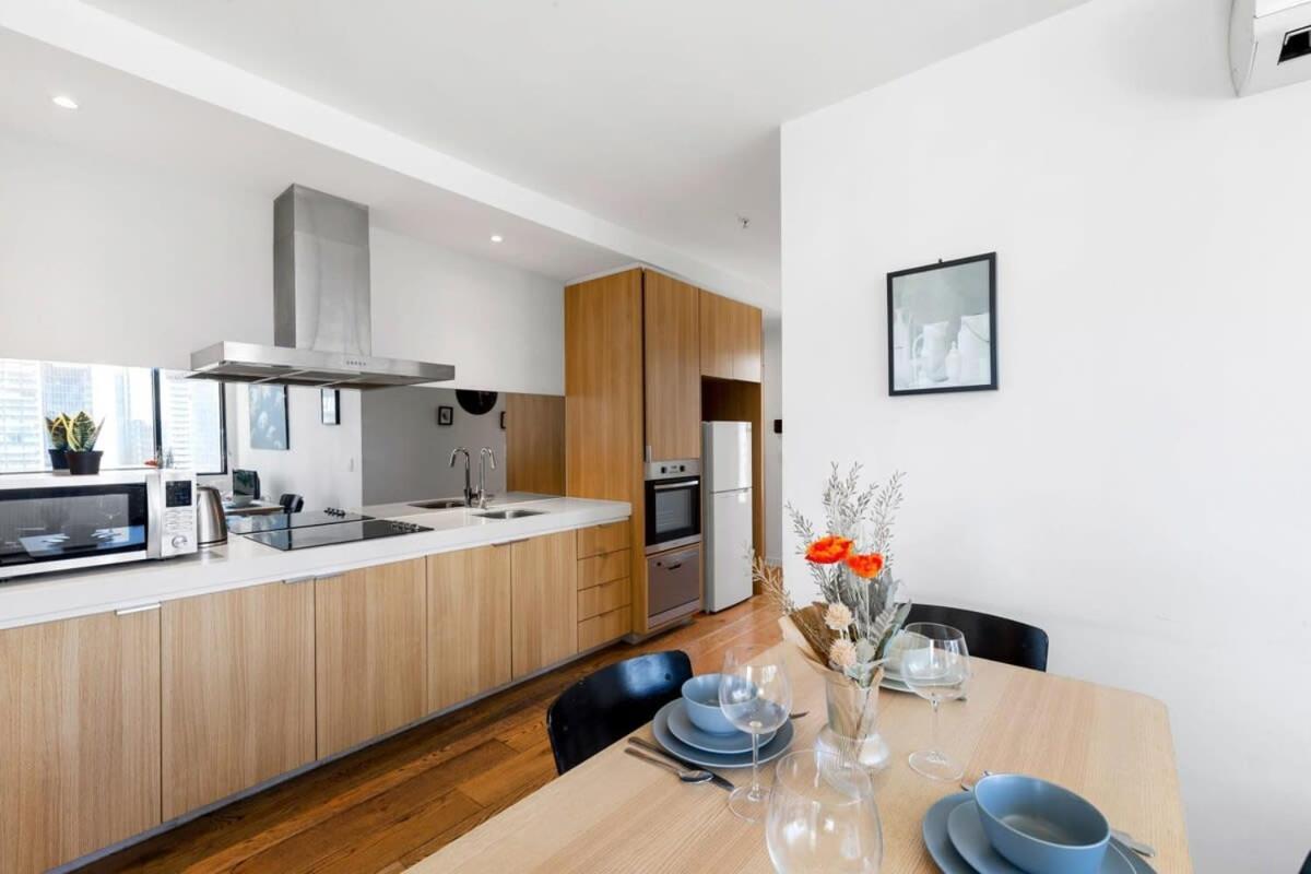 A Chic 2br Views Near Southern Cross Apartment