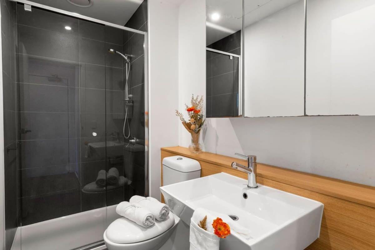 A Chic 2br Views Near Southern Cross Melbourne
