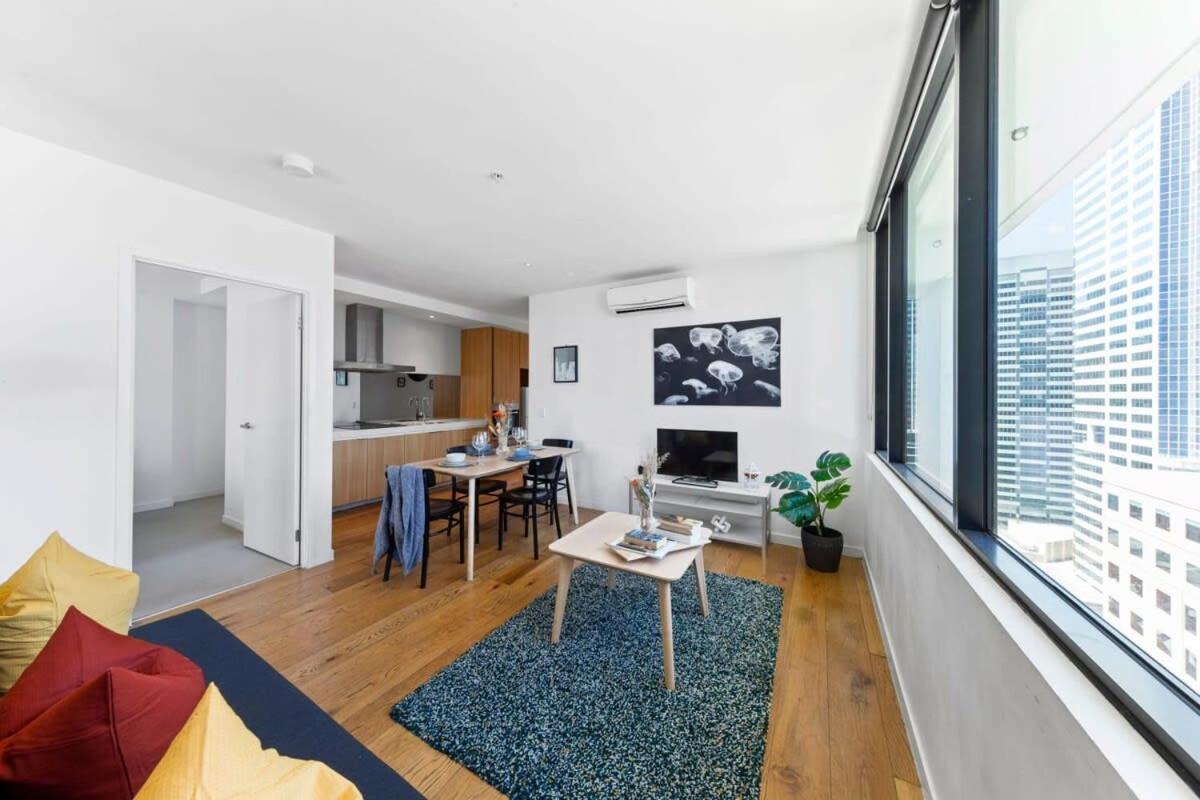 A Chic 2br Views Near Southern Cross *