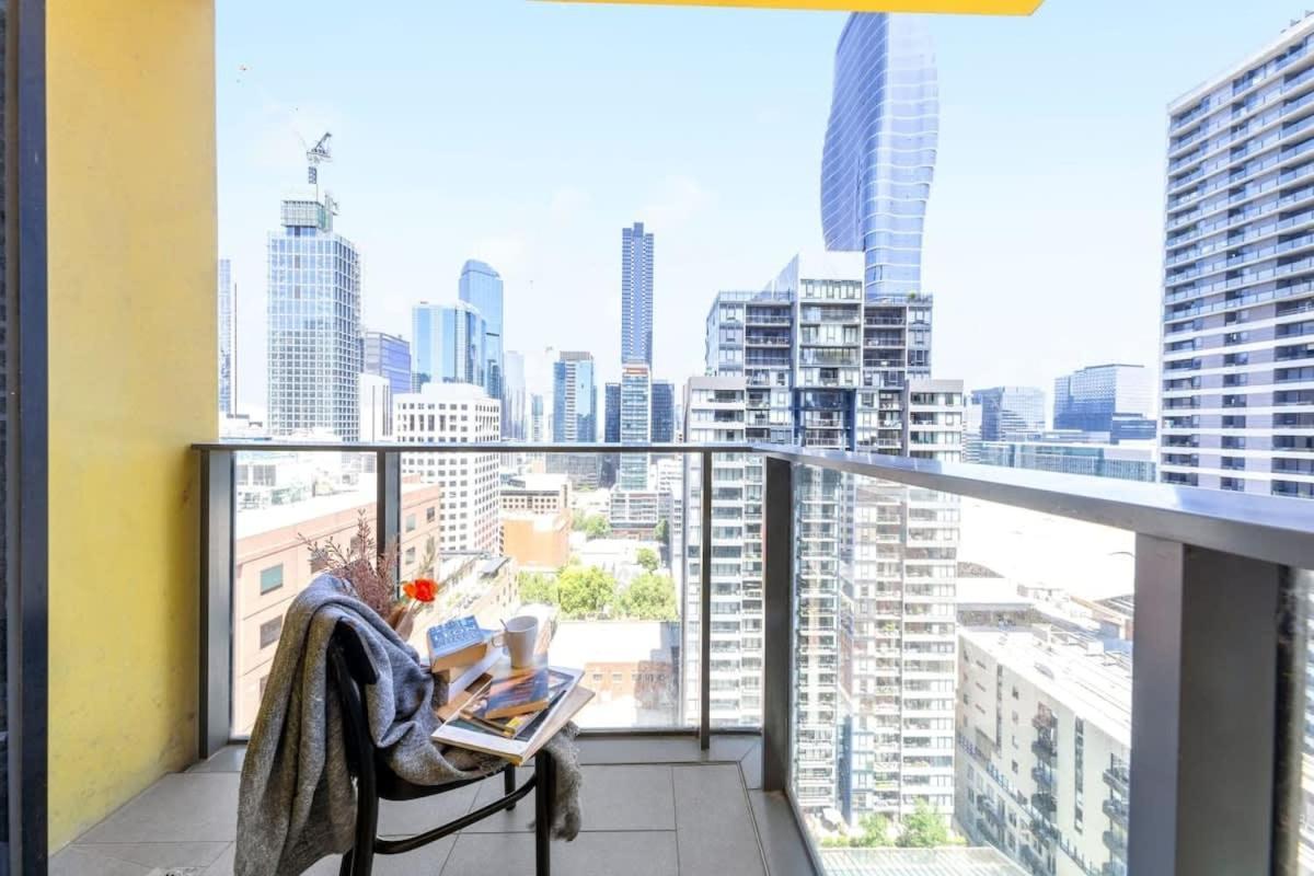 A Chic 2br Views Near Southern Cross