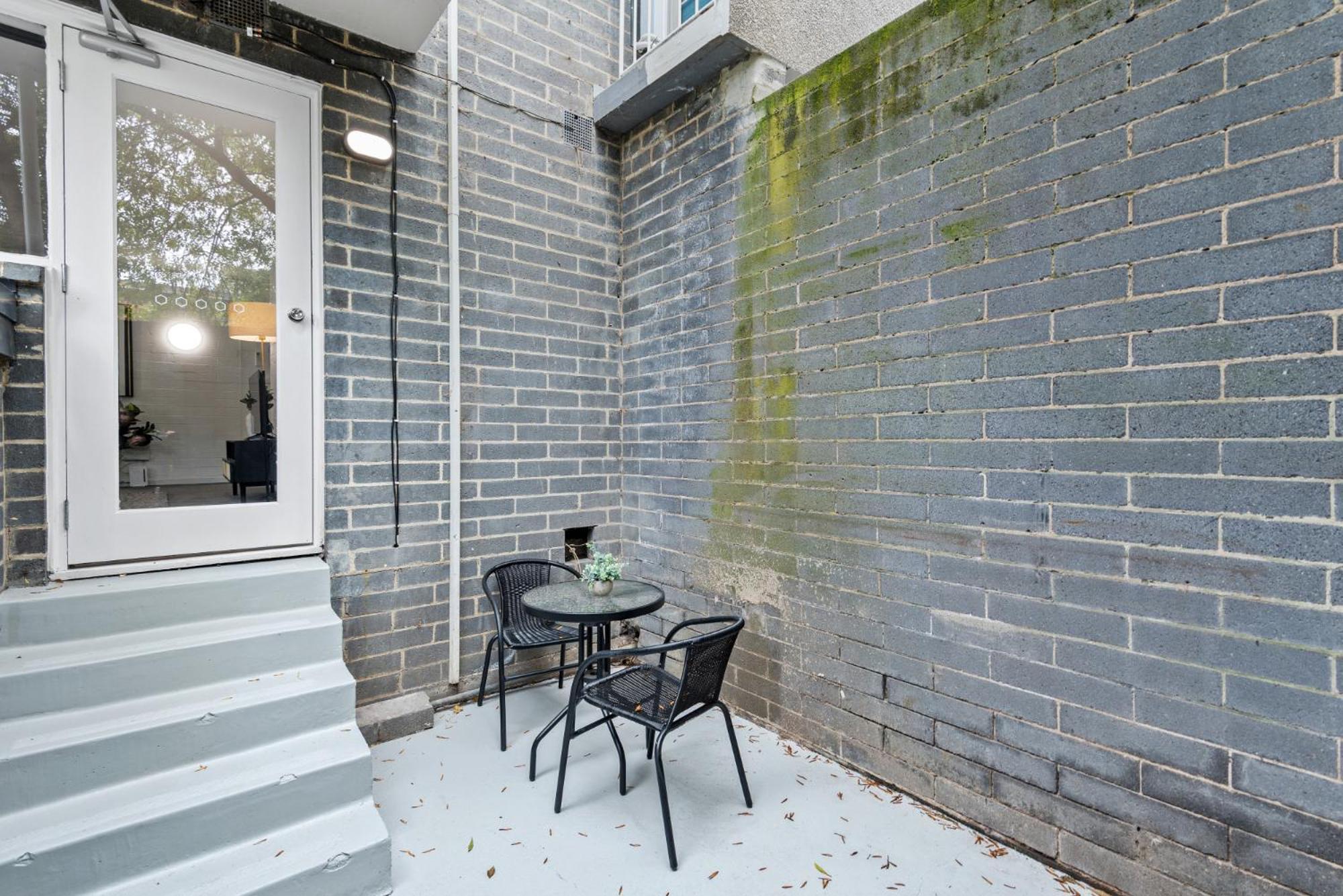 Comfy 1-bed With Courtyard Seating Melbourne