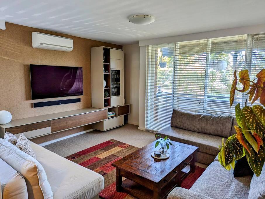 Apartment Riverside Haven On City Doorstep *