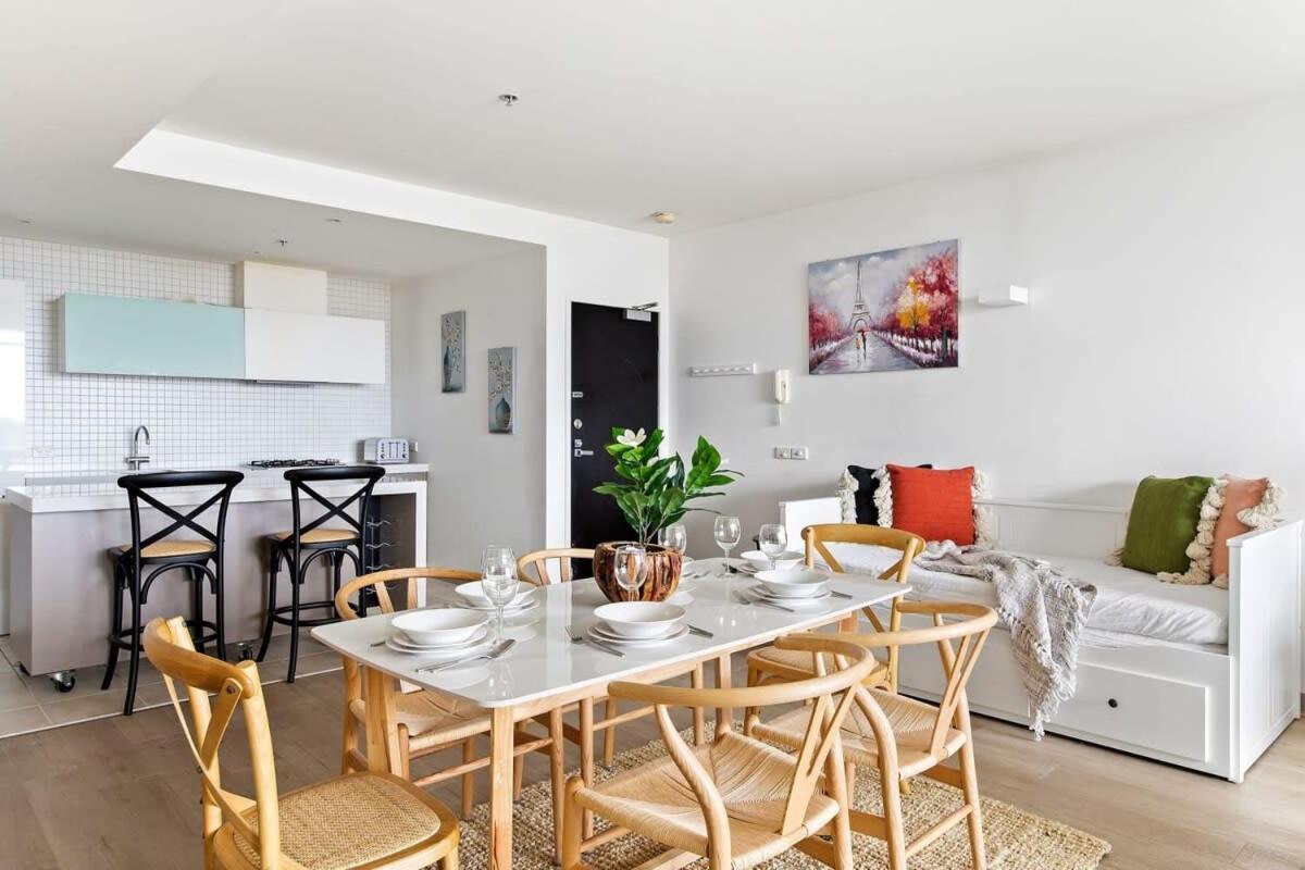 A Lux 2br Next To Uni Free Parking Apartment Melbourne