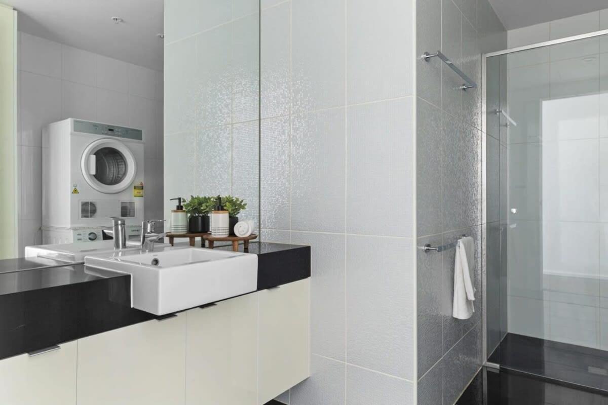 A Modern 2br With Views Free Parking Apartment Melbourne
