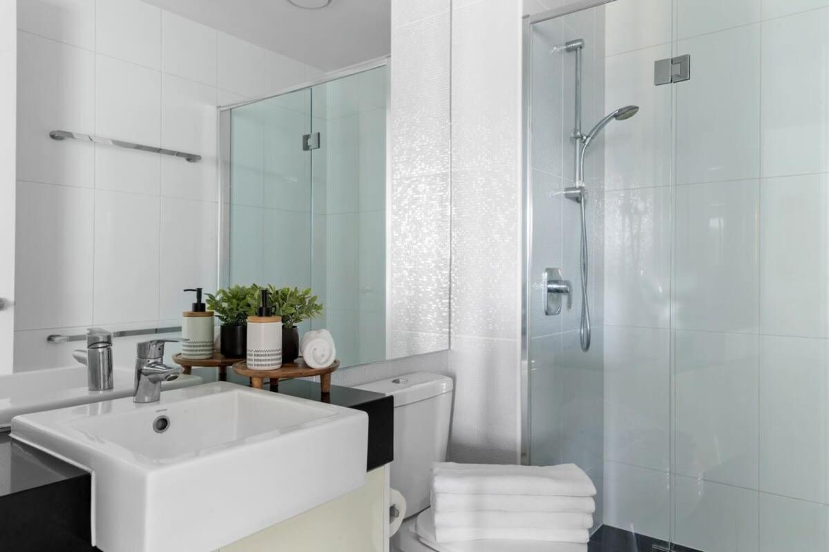 A Modern 2br With Views Free Parking Apartment *