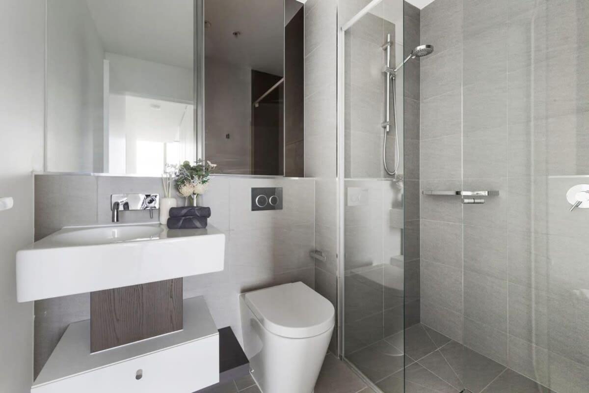 A Stylish 3br Apt With Harbour Views Free Parking Apartment