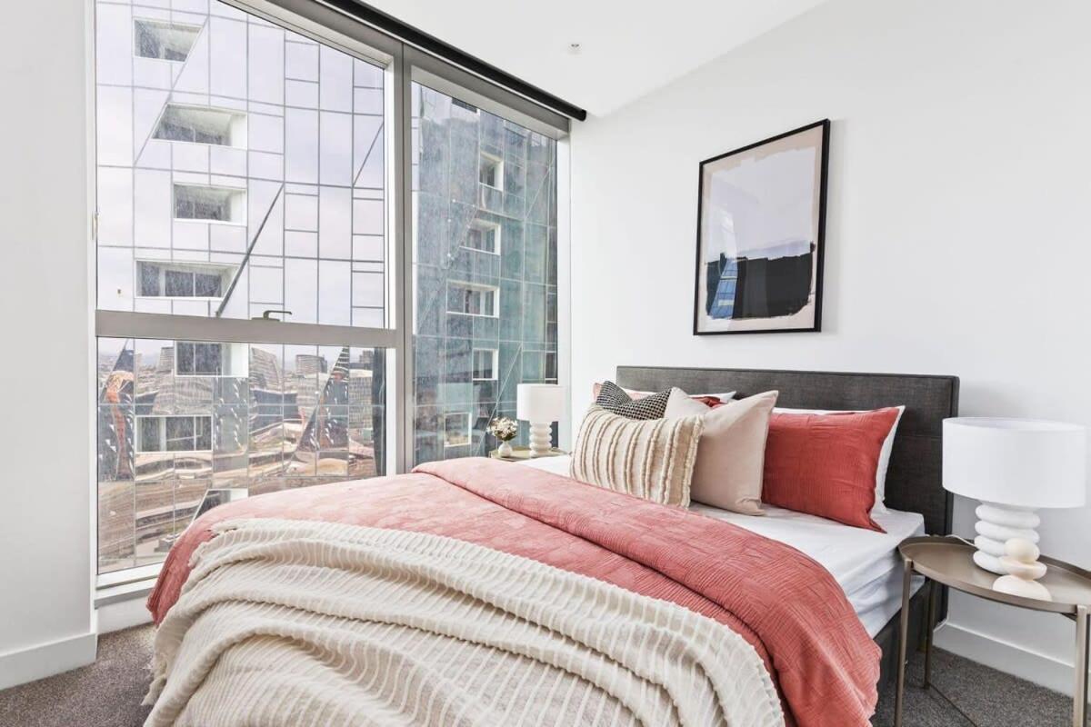 A Stylish 3br Apt With Harbour Views Free Parking Apartment