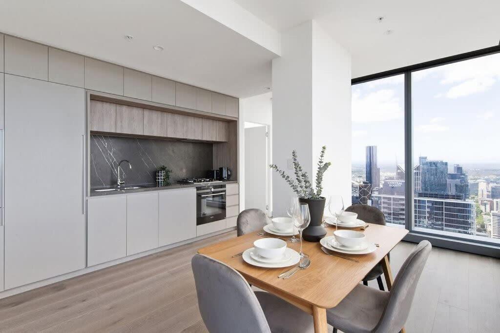 A 2br With Amazing Views, Free Parking Apartment *