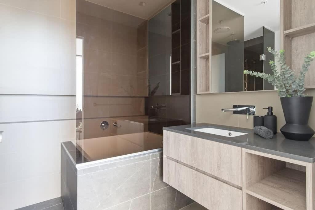 A 2br With Amazing Views, Free Parking Apartment *
