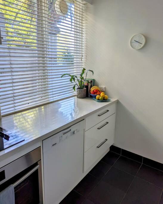 Apartment Riverside Haven On City Doorstep *