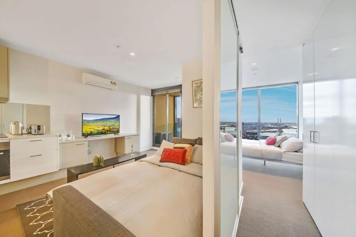 Apartment A Comfy Cbd With Amazing Harbour Views Right Next To Southern Cross