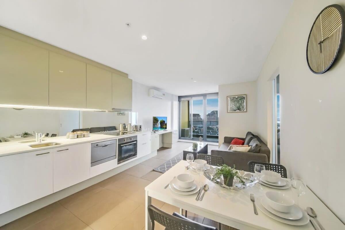 A Comfy Cbd With Amazing Harbour Views Right Next To Southern Cross Apartment Melbourne